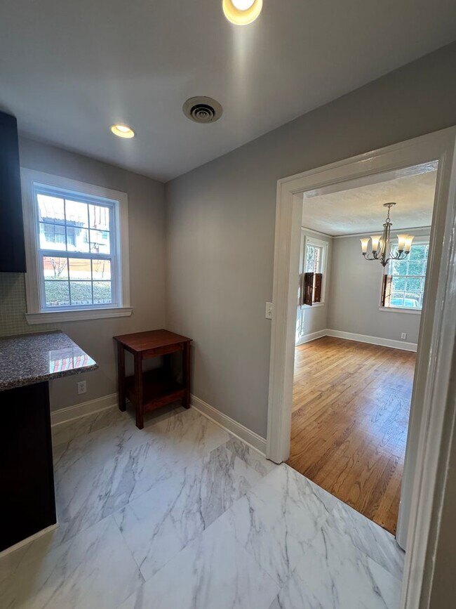 Building Photo - Adorable Home