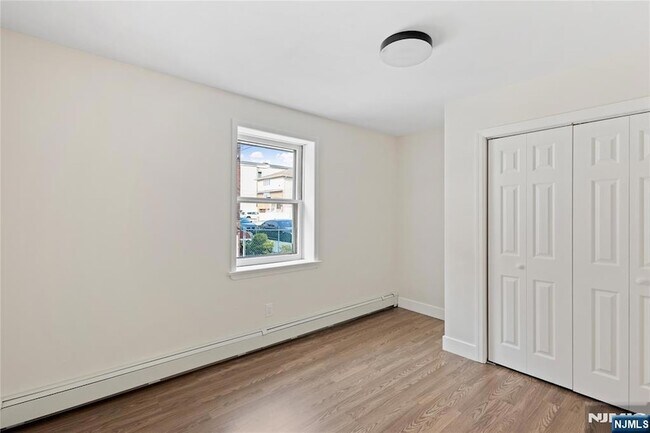 Building Photo - 86 Farnham Ave