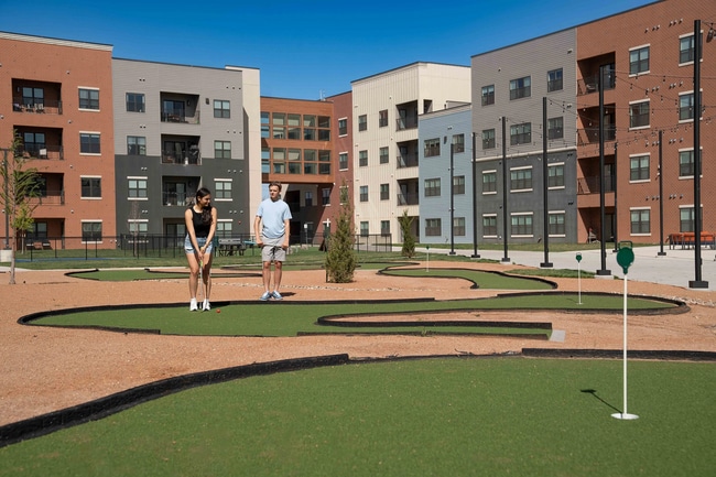 Building Photo - 2023 N Broadmoor Ave