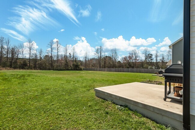 Building Photo - Gorgeous and Quiet 3Bed/2.5 Bath in Benson NC