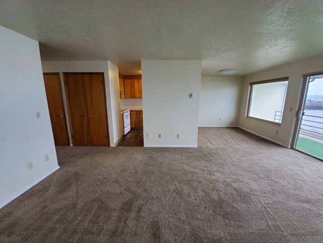 Building Photo - 250 Beach Pl
