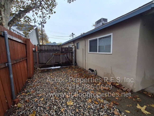 Building Photo - Central Roseville -Duplex 1 Bed, 1 Bath Du...