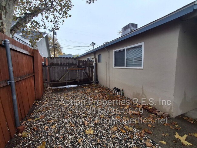 Building Photo - Central Roseville -Duplex 1 Bed, 1 Bath Duplex Large Fenced Yard, Gardener Included - No Laundry ...