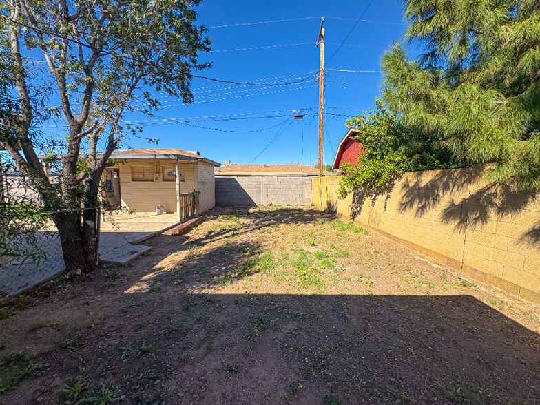 Building Photo - 1530 W 4th Pl