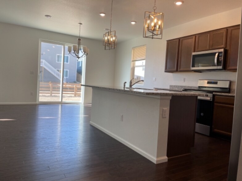 Building Photo - 517 Silver Rock Trl