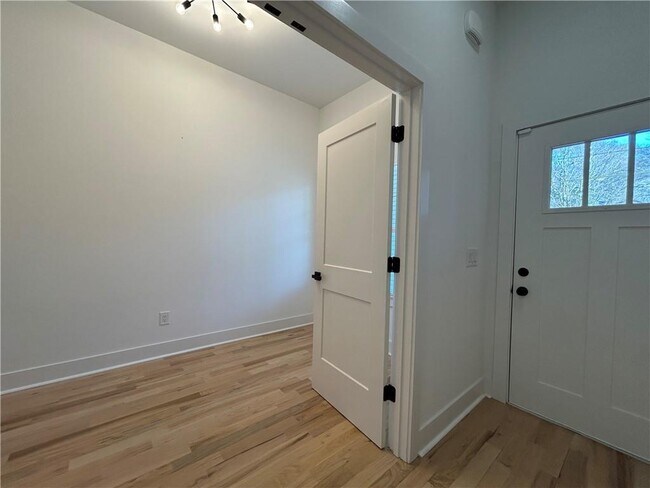 Building Photo - 73 Whitefoord Ave SE