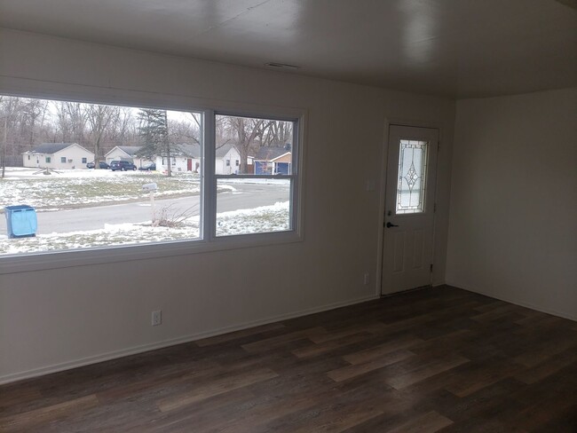 Building Photo - 3 Bedroom in New Haven 2 Bath with Man Cav...