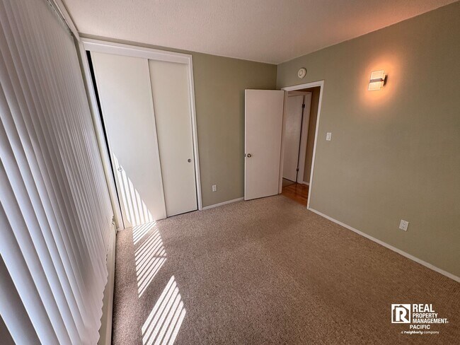 Building Photo - Sunny 2 bedroom in Mark Twain Building