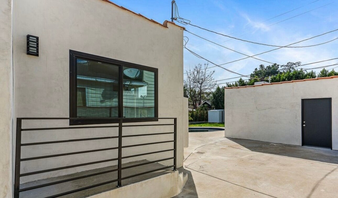 Building Photo - 1113 N Pass Ave