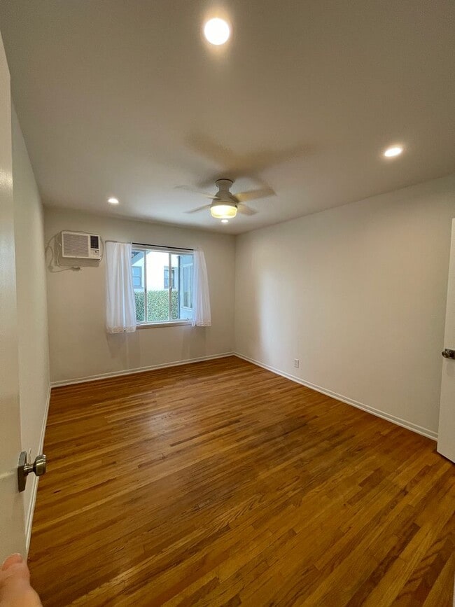 Building Photo - 1059-1059 S Genesee Ave