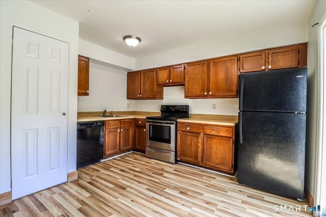 Building Photo - 171 Aspetuck Vlg