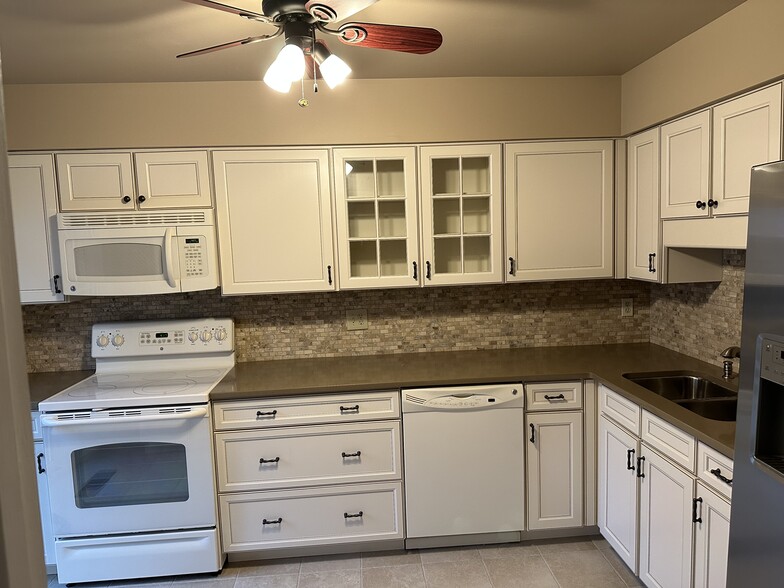 Kitchen - 9120 Dominion Cir