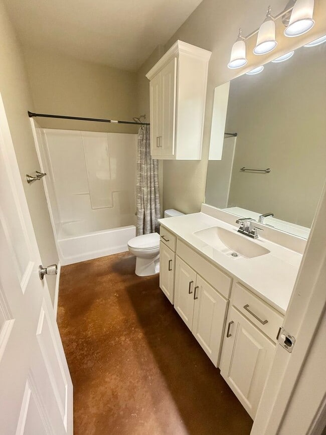 Building Photo - Spacious 3-bed/2-bath with Garage!