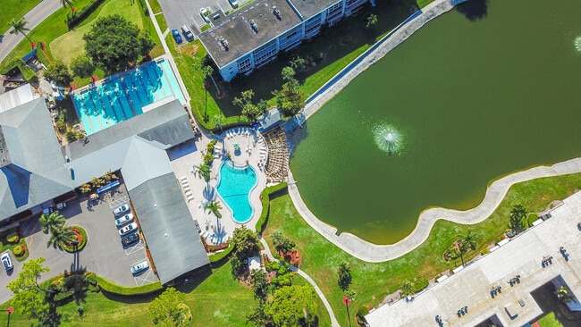 Building Photo - 2728 Garden Dr N