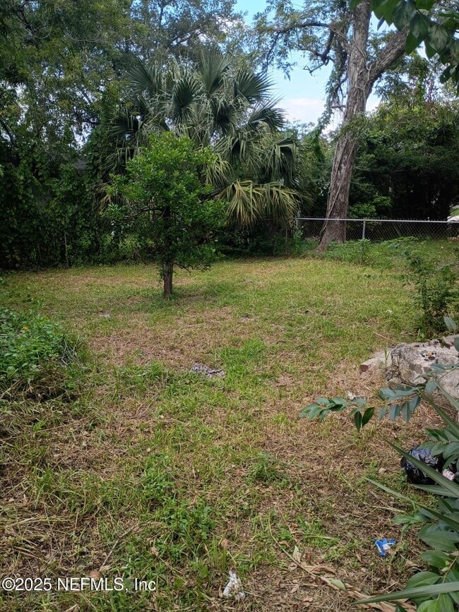 Building Photo - 1461 W 5th St