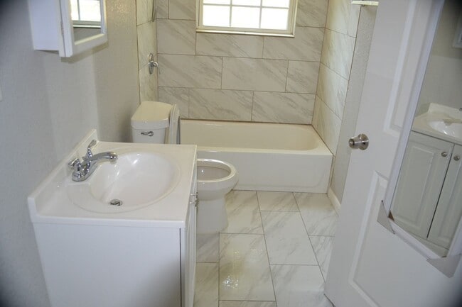 Building Photo - Renovated 1 bedroom 1 bath duplex!! Don't miss out on this stunner!