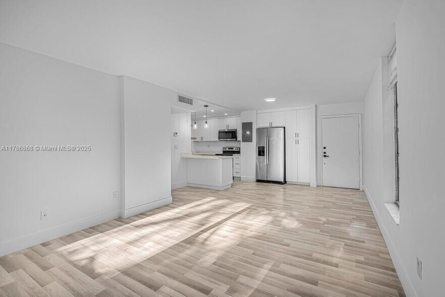 Primary Photo - 110 Fontainebleau Blvd