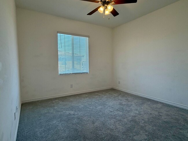 Building Photo - Amazing NLV 3 bed townhome