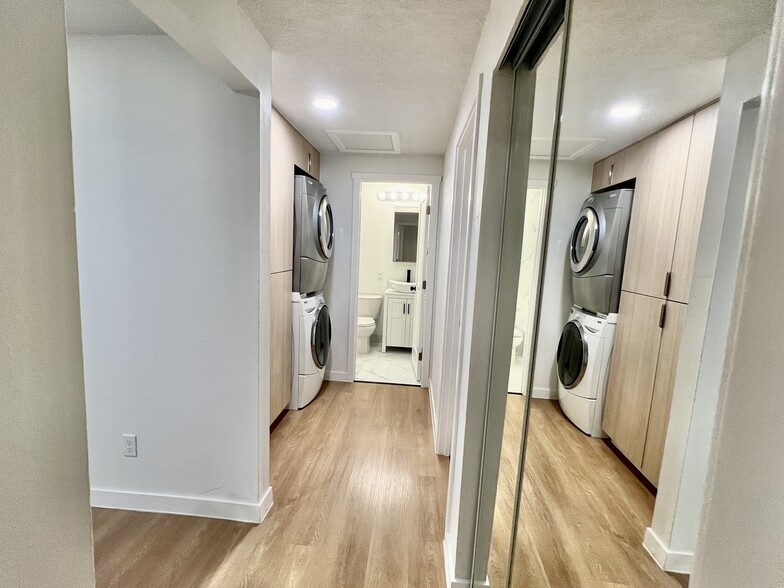 Hallway: mirrored closet - 6722 S Monroe St