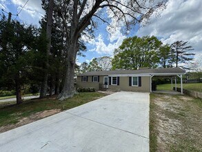 Building Photo - 3 Bedroom 2 Bath (w/ Bonus Room) & Spacious Living Area