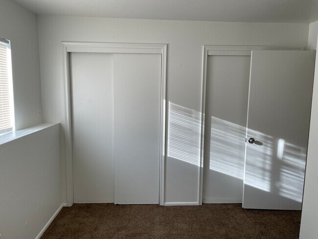 Building Photo - 3-Bedroom 1.5 Bath Twin-Home