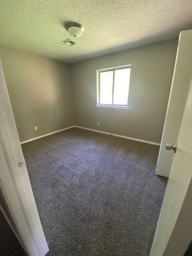 Building Photo - 5 Bedroom Home!