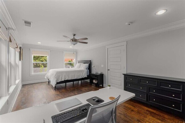 Building Photo - 1134 Knott St SE