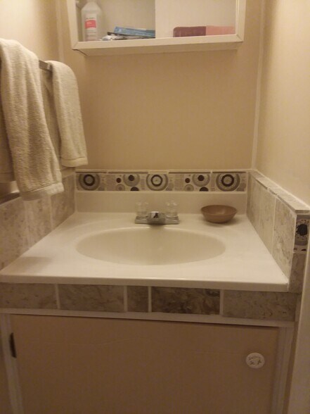 vanity - 30424 Francis St