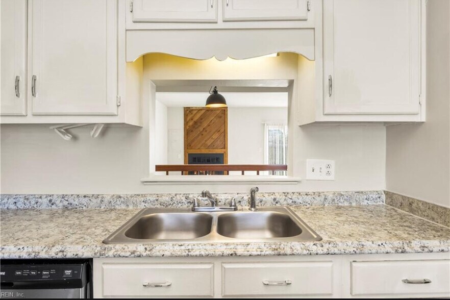 Building Photo - 900 Monarch Dr