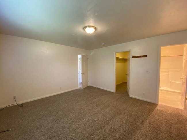 Building Photo - Charming Veneta Home!