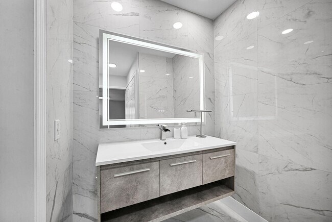 Building Photo - 6279 Bay Club Dr