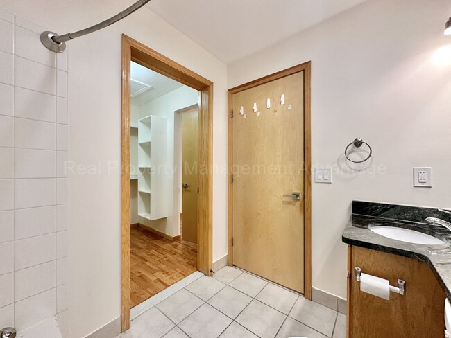 Building Photo - Spacious 2 Bed Condo with Attached Garage