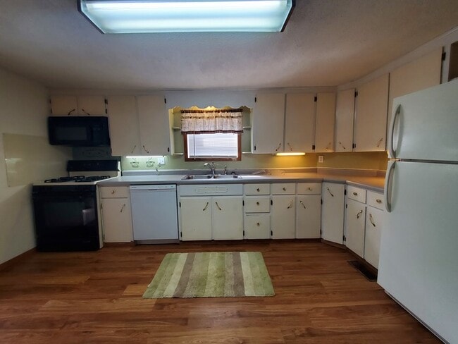 Building Photo - 301 Leonard Ave