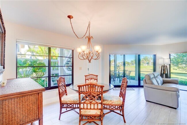 Building Photo - 331 Golfview Cir