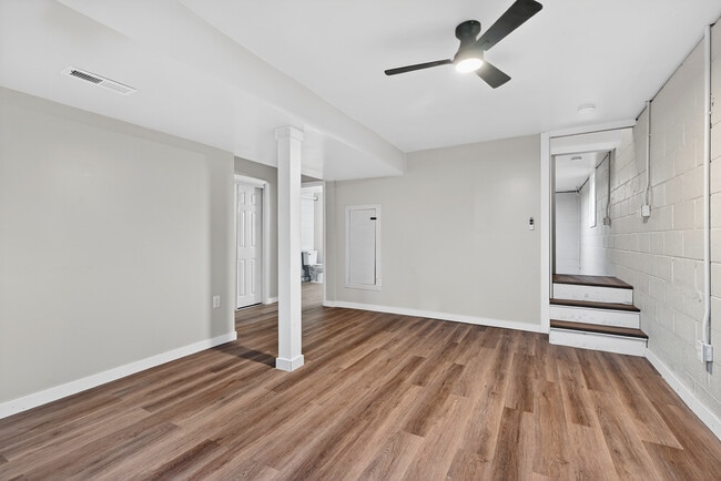 Building Photo - 1350 Dix Dr