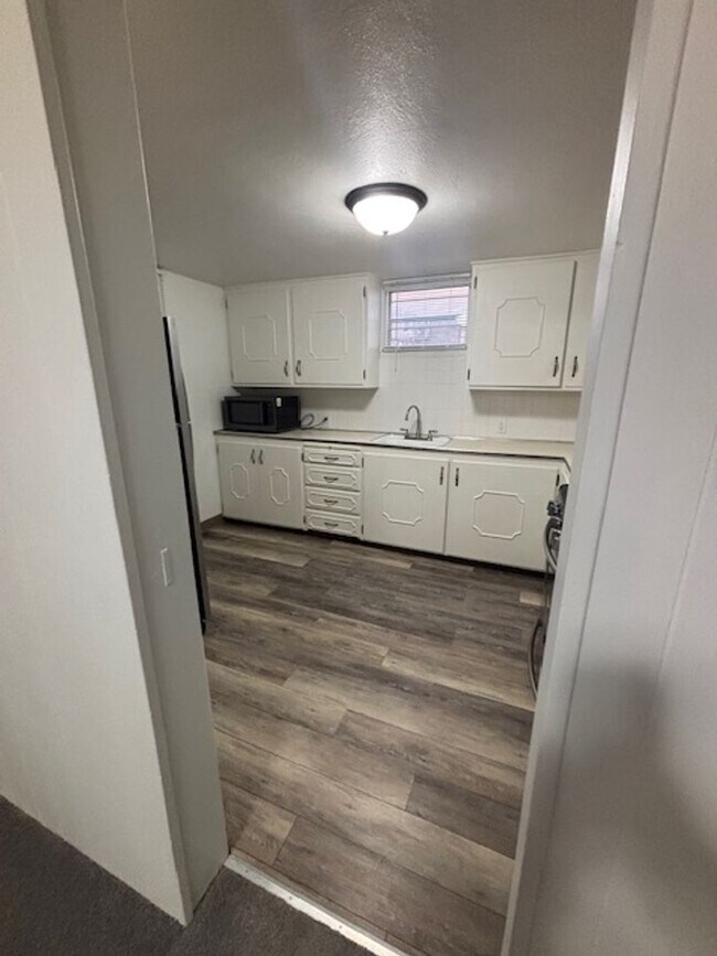 Building Photo - 419 W 5th Ave