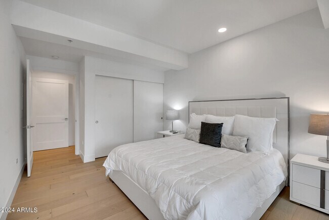 Building Photo - 7117 E Rancho Vista Dr