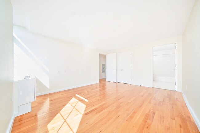 Building Photo - Gorgeous Two Bedroom with Floor to Ceiling Windows