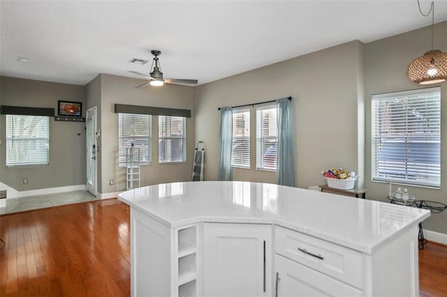 Building Photo - 632 Charles Ct S