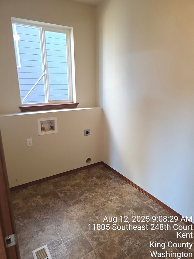 Building Photo - East Hill Kent 4 bedroom 2.5 bathroom with...