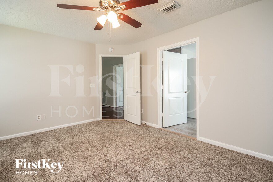 Building Photo - 4004 Ashwood Dr