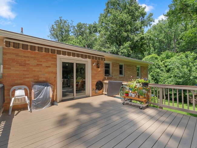 Building Photo - "Stunning 4-Bed Oasis with Granite Eleganc...