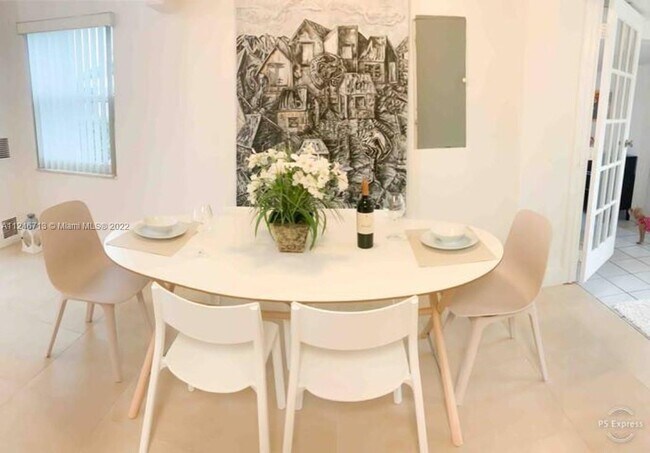 Building Photo - 2724 SW 34th Ct