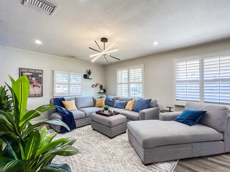 Building Photo - 3502 E Crocus Dr