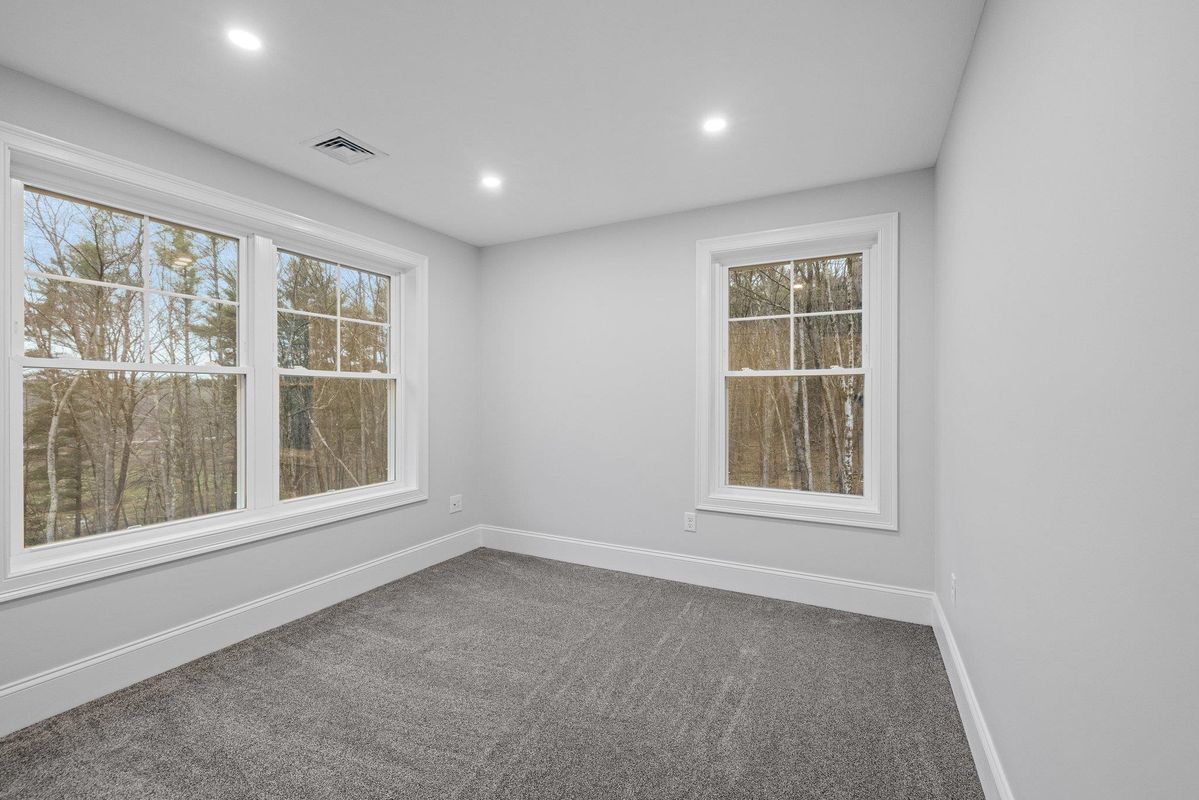 Building Photo - 945 Londonderry Tpke
