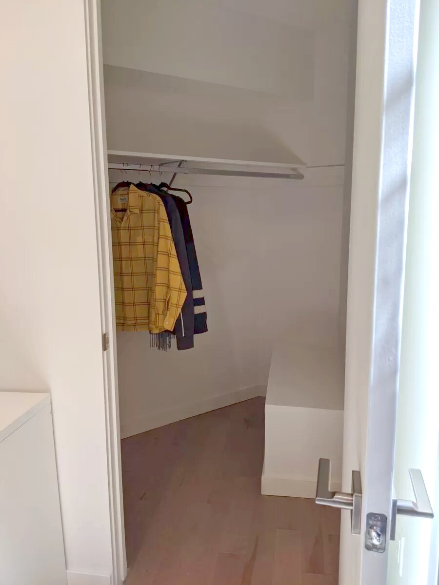 Building Photo - 654 N Virgil Ave