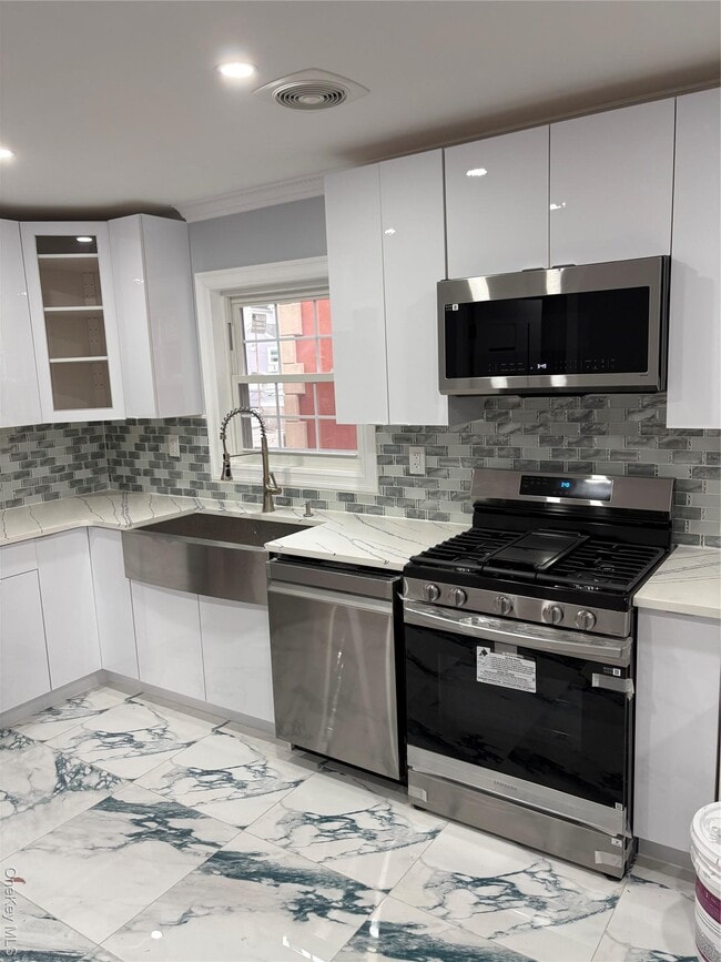 Building Photo - 98-29 Albert Rd