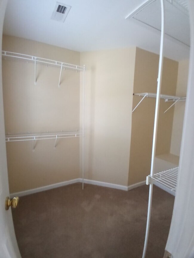 Building Photo - 565 Batty Way