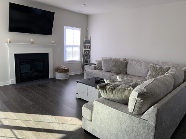 Building Photo - 2325 Hazel Wy