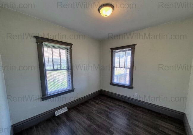 Building Photo - FOR RENT- Beautifully Updated Home Near Golf Course on 4th! Pets ok!!